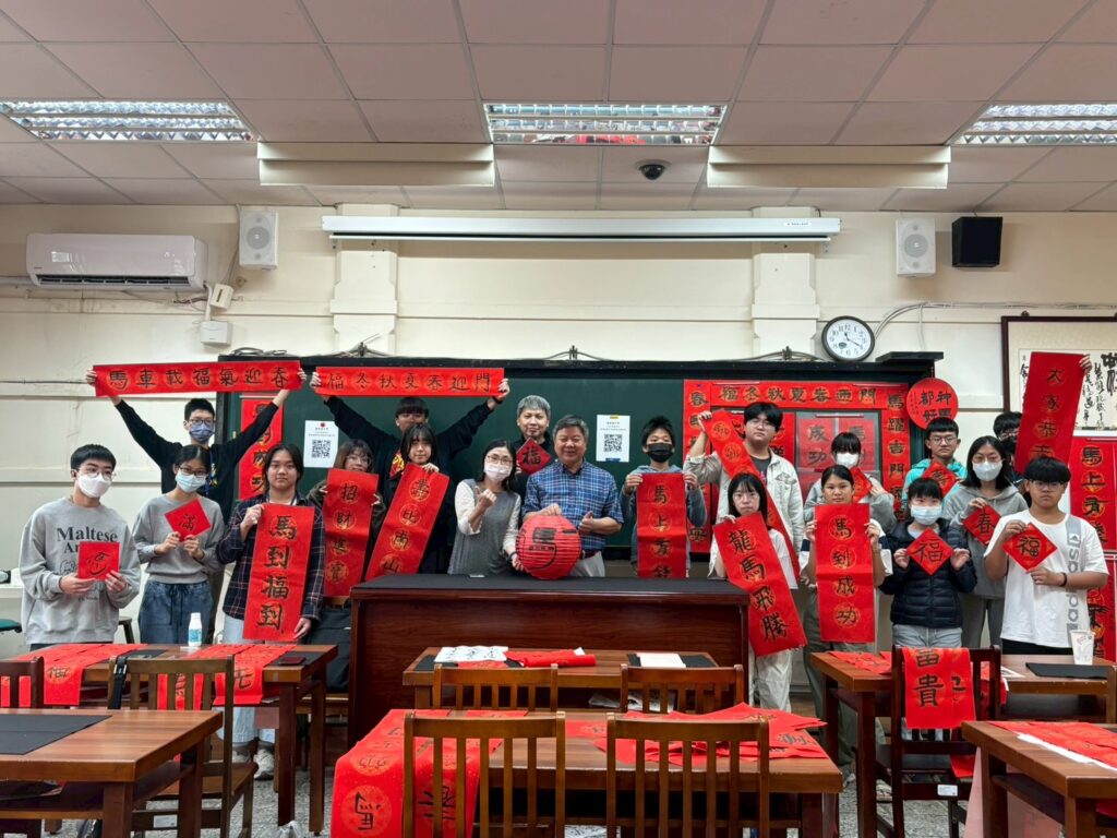 6學員們拿著今日最滿意的作品與莊賜祿老師合照