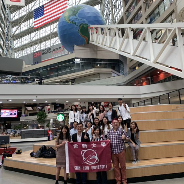 世新為CNN在台灣唯一夥伴大學。學生前往亞特蘭大總部實習留影