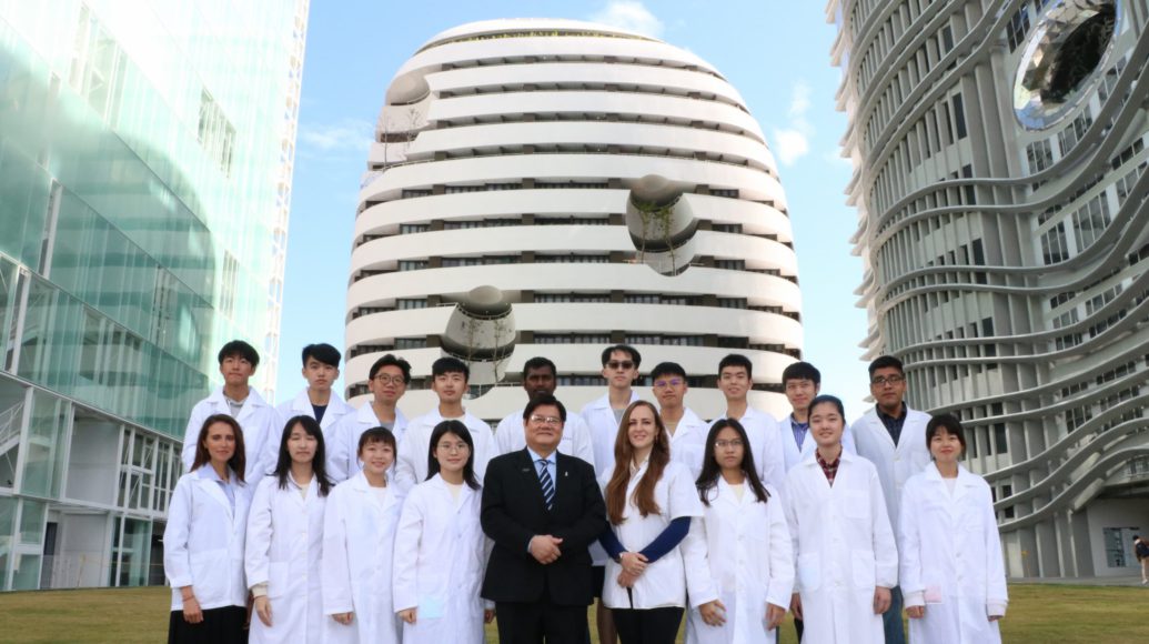 校長與外國生合照