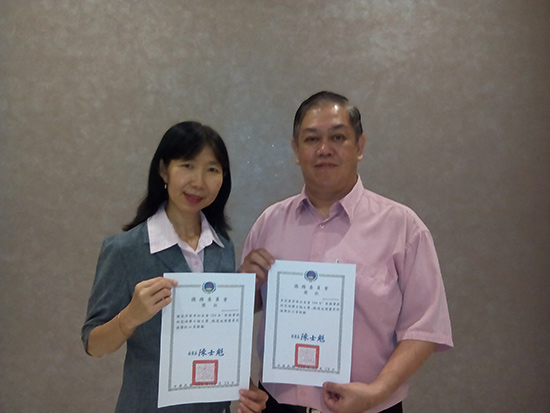 馬來西亞籍李保康(右)、謝美萍(左)夫妻檔研究生雙獲「華僑事務研究碩博士論文獎」
