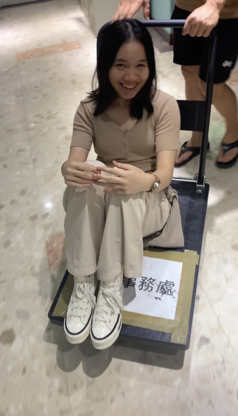 加入學校的異國文化研究社，幫來自各國的學生舉辦活動