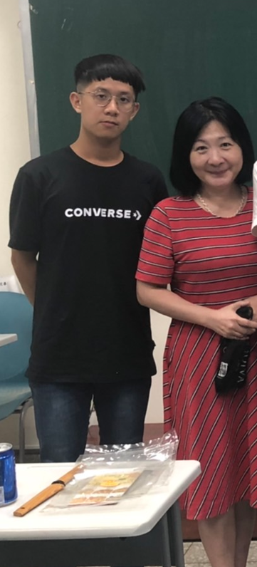 老師熱心協助、同學們十分友善，課業及打工讓日子十分充實。