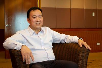 致力推展馬來西亞校友會務，連續擔任3屆大馬校友會長