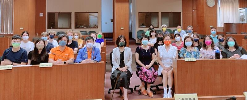 文藻外大喜迎境外新生 歐美高中交換生著制服上學