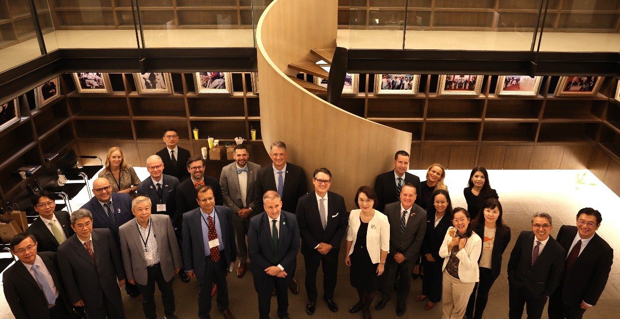 美國佛州代表團肯定實踐大學AI教育成果