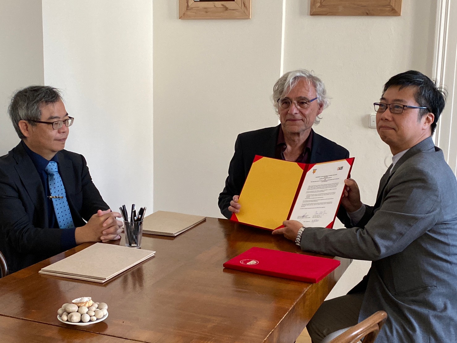 藝術學院與布拉格表演藝術學院戲劇學院簽訂雙邊合作意向書