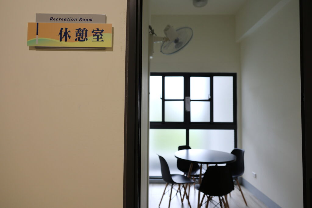 賢德樓各樓層兩側設置休憩室供學生使用。