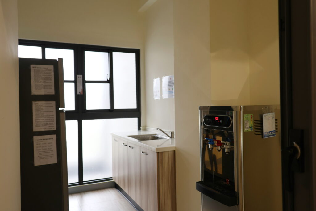 賢德樓各樓層兩側設置茶水間。